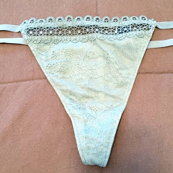 Victoria’s Secret Large V-Strings - Picture 2 of 9